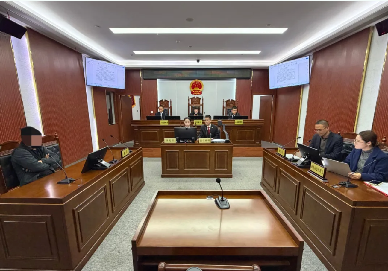 肥西法院知识产权宣传周巡回审判现场,右侧为苏看律师、夏小颖律师